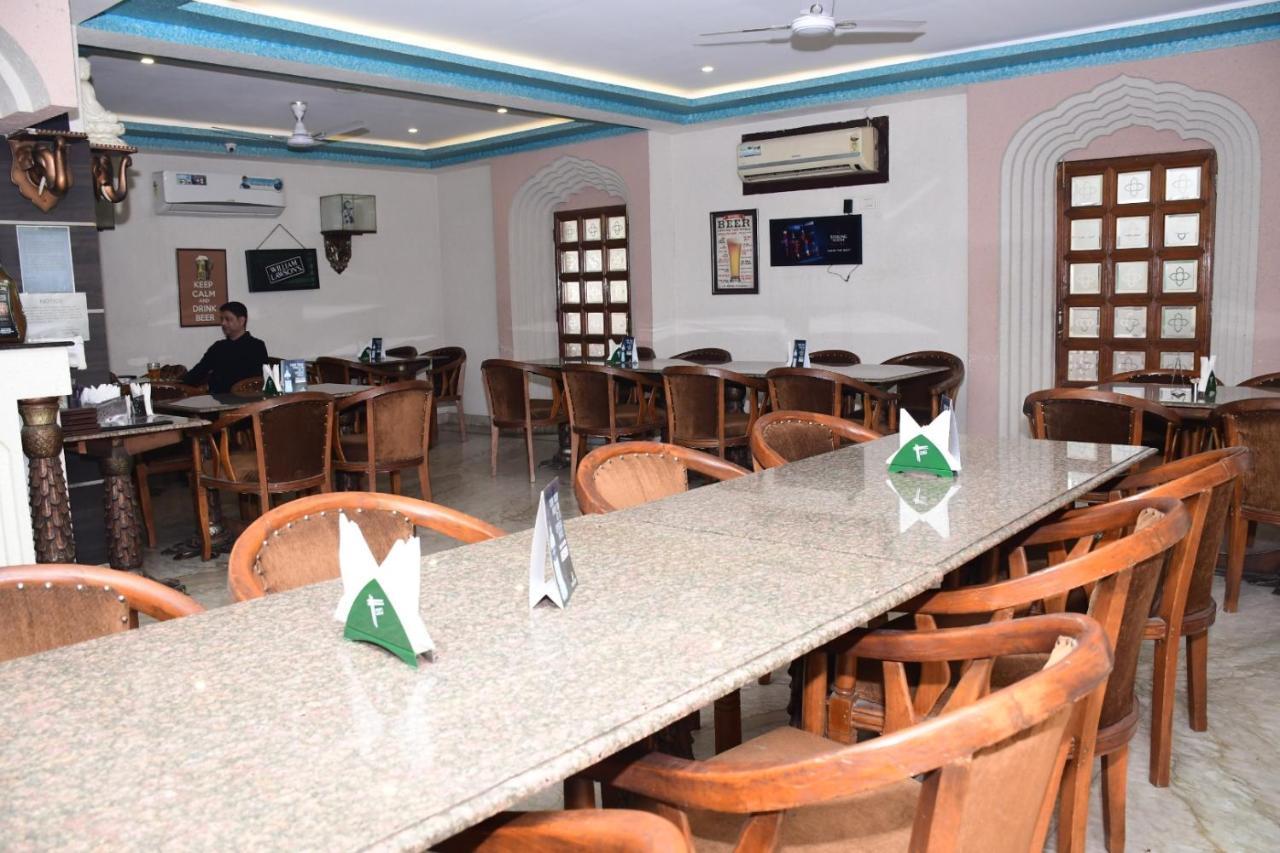 Hotel Tourist Inn Силигури Екстериор снимка